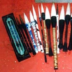 宣笔:落纸惊风起摇空邑露浓